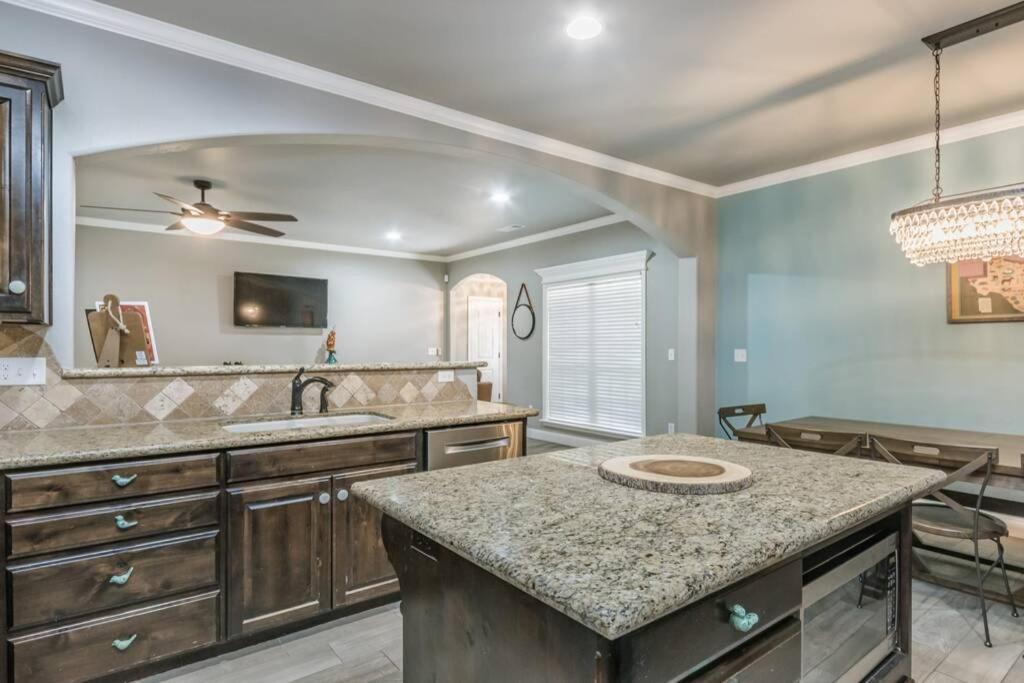 Cheerful 3 Bedroom Home, King Bed, 10 Min From Palo Duro Canyon, Fireplace, Washer Dryer Extérieur photo