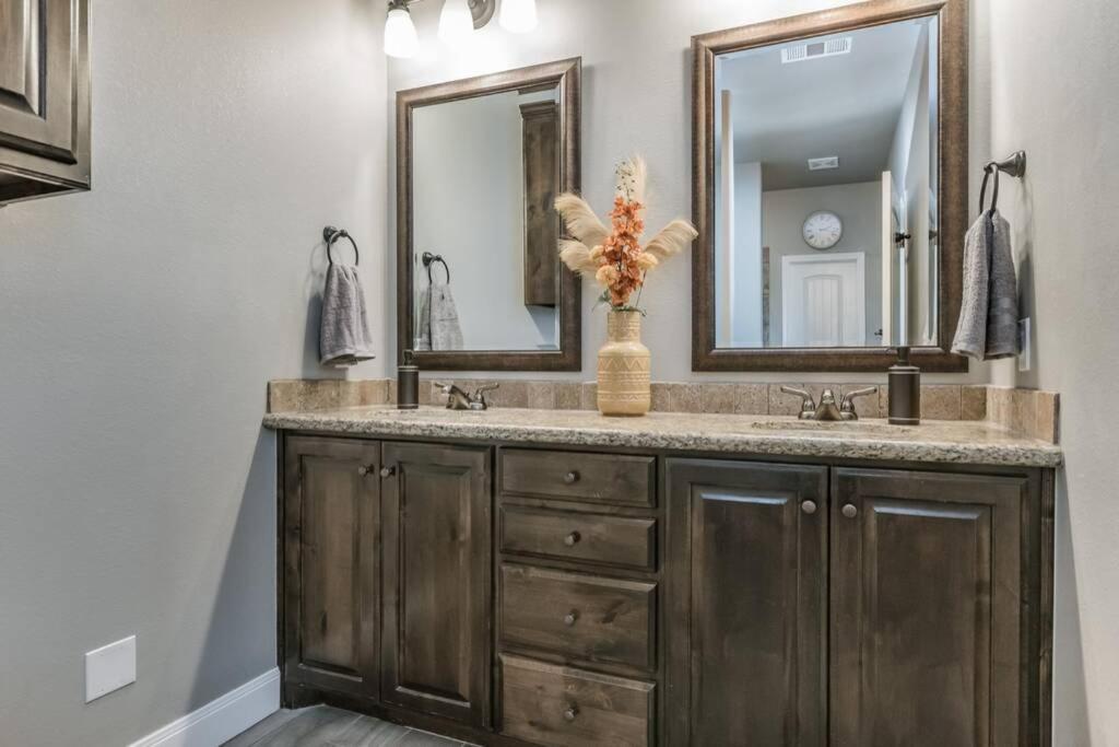 Cheerful 3 Bedroom Home, King Bed, 10 Min From Palo Duro Canyon, Fireplace, Washer Dryer Extérieur photo